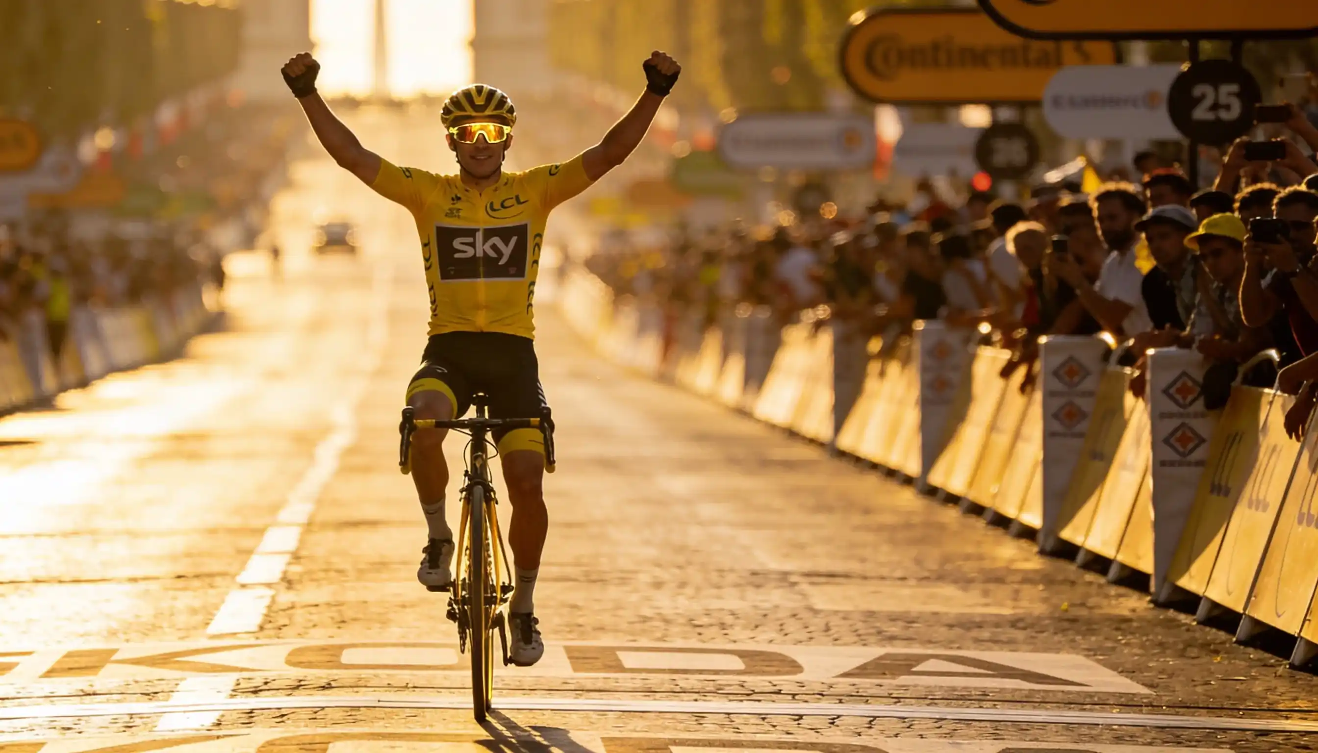 Renner in de gele trui viert de overwinning bij de slotetappe van de Tour de France